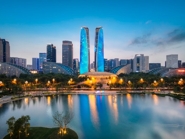 Luftaufnahmen von Chengdu Tianfu International Financial City bei Nacht