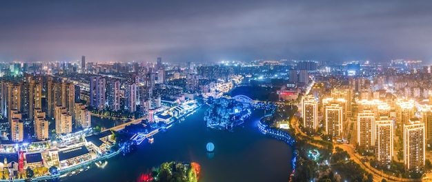 Luftaufnahmen von Gebäuden der Stadt Wenzhou bei Nacht