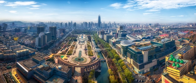 Luftaufnahmen von modernen Stadtparks und Seen in Jinan, China