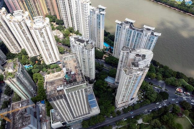 Luftaufnahmen von Skylines städtischer Gebäude auf beiden Seiten des Perlflusses in Guangzhou, China