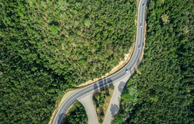 Luftaufnahmen von Straßen mit Kurven mitten im Wald