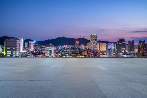 Luftaufnahmen von Yantai urbaner Architekturlandschaft bei Nacht