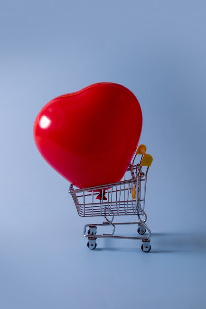 Luftballon im Einkaufswagen - Verkauf Valentinstag-Einkaufskonzept