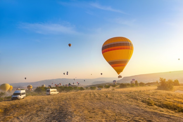 Luftballonflug bei Sonnenaufgang in Kappadokien, Türkei