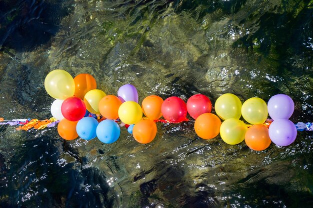 Luftballons als Ziele auf dem Wasser