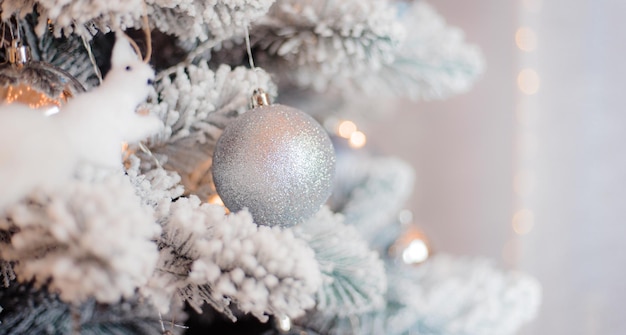 Luftballons auf dem Weihnachtsbaum Festliche Dekoration des neuen Jahres und des Weihnachten