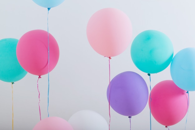 Luftballons auf weißem hölzernem Hintergrund