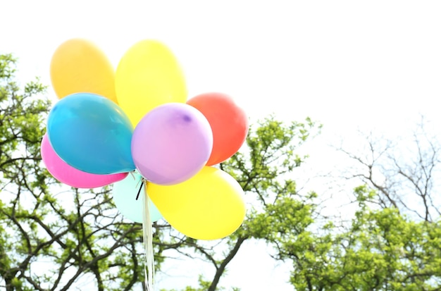 Luftballons fliegen im Freien