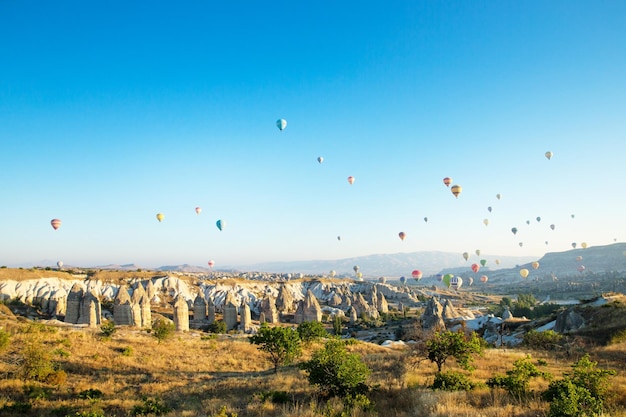 Luftballons fliegen über Kappadokien