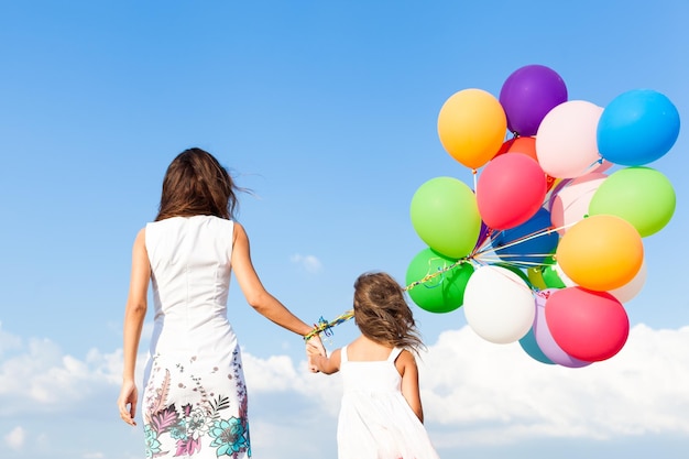 Luftballons Geburtstagskind umarmt Vater Vater Mädchen