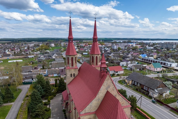 Luftbild auf barockem oder gotischem Tempel oder katholischer Kirche auf dem Land