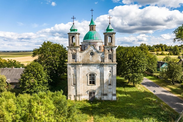 Luftbild auf Barocktempel oder katholische Kirche auf dem Land