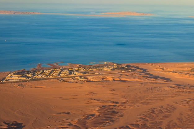 Luftbild auf dem Roten Meer Arabische Wüste und Ferienort in der Nähe von Hurghada Ägypten Blick vom Flugzeug