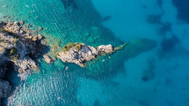 Foto luftbild auf den felsen im meer