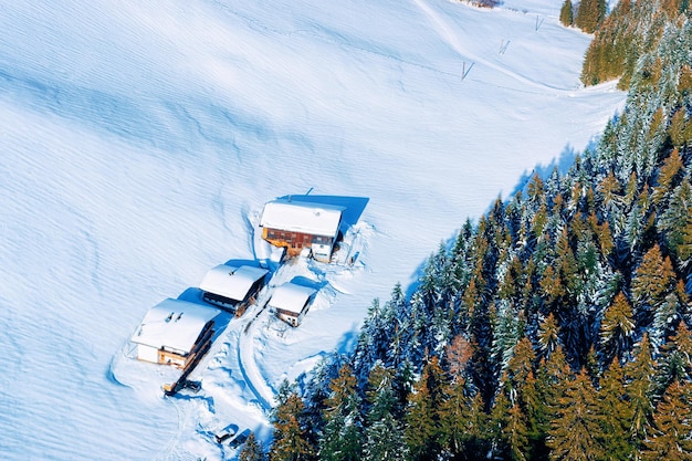 Luftbild auf den Skiort Mayrhofen mit Chalethäusern in Tirol im Zillertal in Österreich in den Winteralpen. Landschaft und Stadtbild mit Alpenbergen mit weißem Schnee. Blick vom Penkenpark
