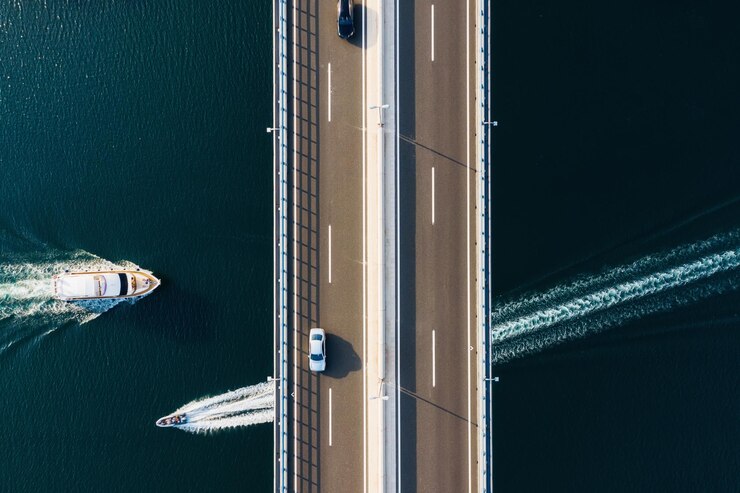 Luftbild auf der Straße Brücke über dem Meer Blick von einer Drohne Naturlandschaft im Sommer aus der Luft Reise und Urlaub Transportbild Boote und Autos von Drohne