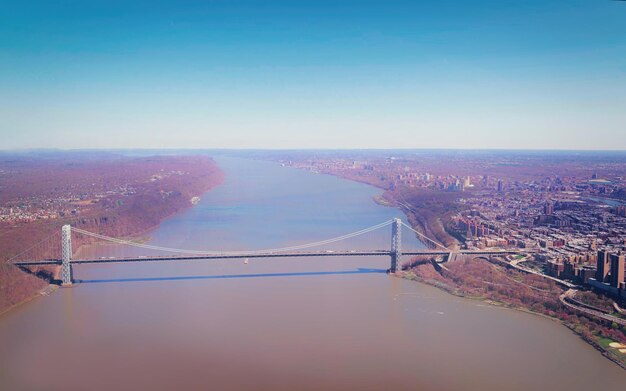 Foto luftbild auf der williamsburg bridge über den east river zwischen brooklyn und manhattan, new york city, usa