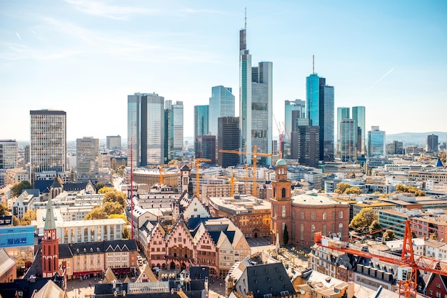 Luftbild auf die Frankfurter Stadt mit Bankenviertel tagsüber in Deutschland