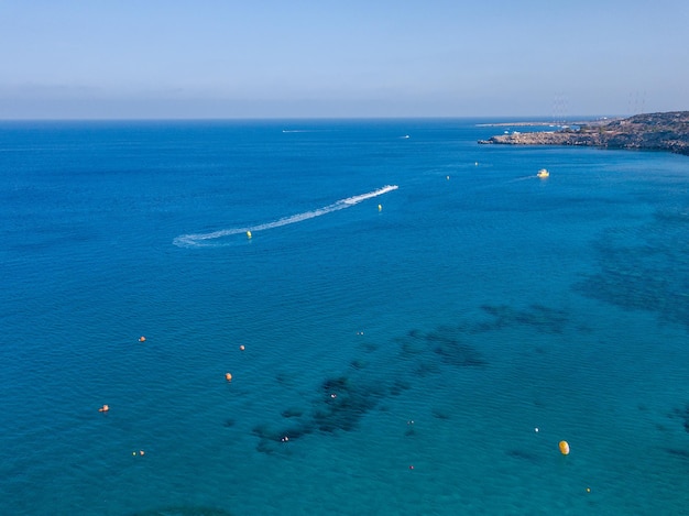 Luftbild auf Jetski im azurblauen Wasser eines Meeres