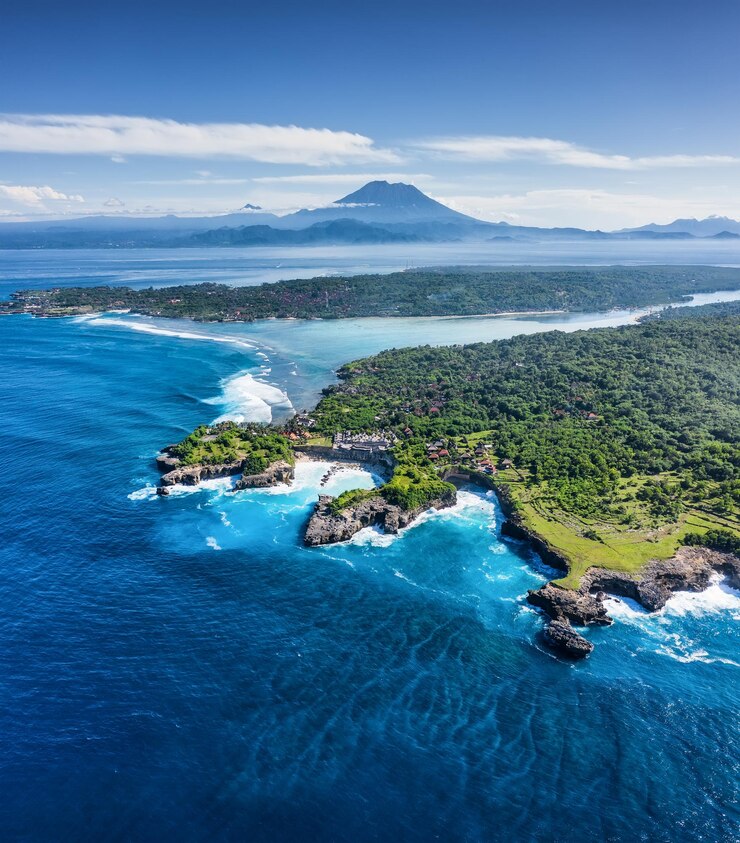 Luftbild auf Meer und Felsen Blaues Wasser Hintergrund aus der Draufsicht Sommerseelandschaft aus der Luft Nusa Penida Bali Indonesien Reisebild