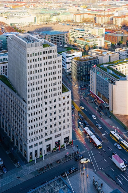 Luftbild auf moderne Bürogebäudearchitektur am Potsdamer Platz im deutschen Stadtzentrum in Berlin in Deutschland in Europa. Gebäudearchitektur. Details des Äußeren.