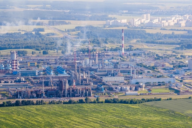 Foto luftbild auf rohren der chemischen unternehmensanlage luftverschmutzungskonzept industrielandschaft umweltverschmutzung abfall des wärmekraftwerks