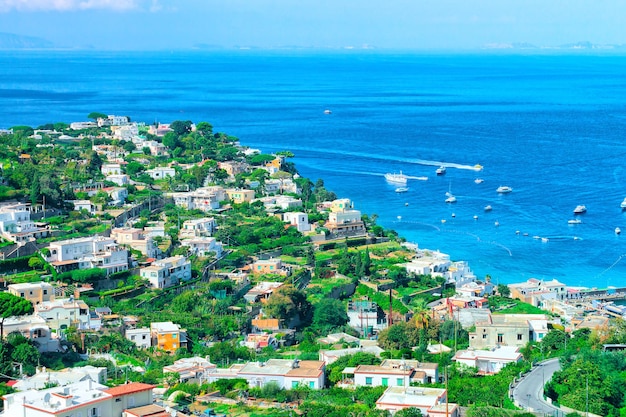 Luftbild auf Schiffen auf der Insel Capri im Tyrrhenischen Meer, Italien