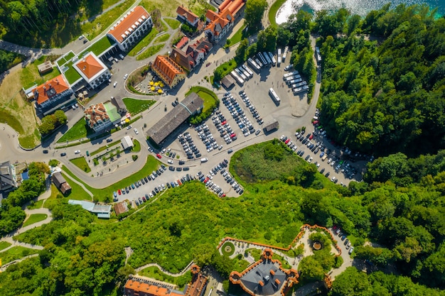 Luftbild auf Schloss Hohenschwangau Schwangau, Bayern, Deutschland. Drohnenbild der Landschaft mit Bäumen.