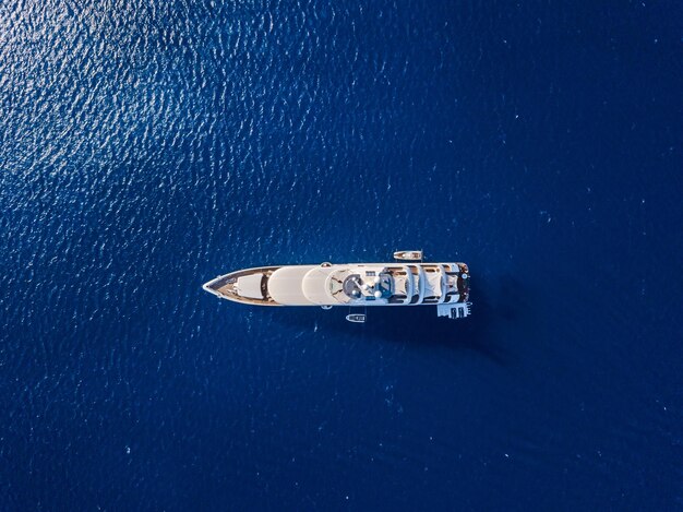 Luftbild auf weißer Yacht im blauen Meer