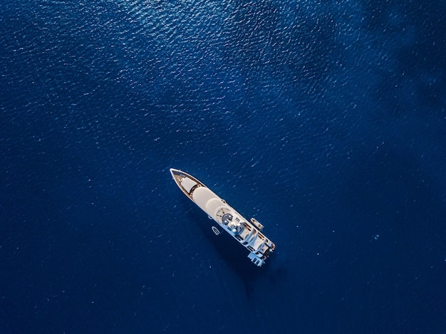 Luftbild auf weißer Yacht im blauen Meer