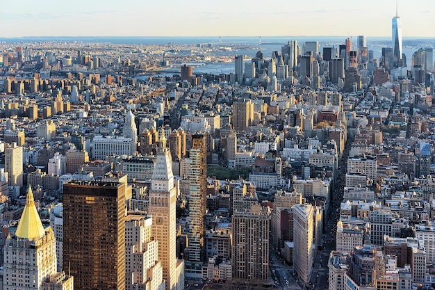 Luftbild auf Wolkenkratzer in Downtown Manhattan und Lower Manhattan, New York City, USA.