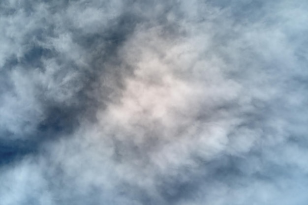 Luftbild aus großer Höhe der Erde, bedeckt mit geschwollenen Regenwolken, die sich vor Regensturm bilden
