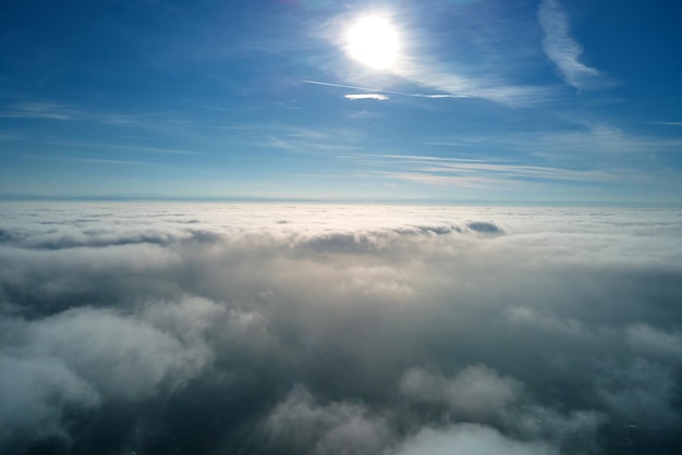 Luftbild aus großer Höhe der Erde, bedeckt mit geschwollenen Regenwolken, die sich vor Regensturm bilden