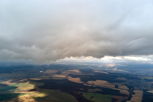 Luftbild aus großer Höhe der Erde, bedeckt mit geschwollenen Regenwolken, die sich vor Regensturm bilden