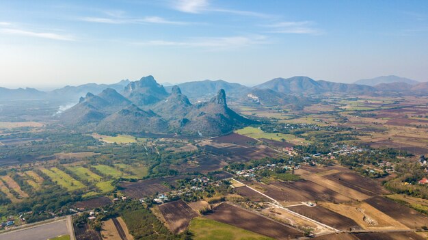 Luftbild Berg und Landwirtschaftsgebiet für Sonnenblumenplantage