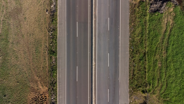 Luftbild, das direkt von einer leeren Straße nach unten schaut.