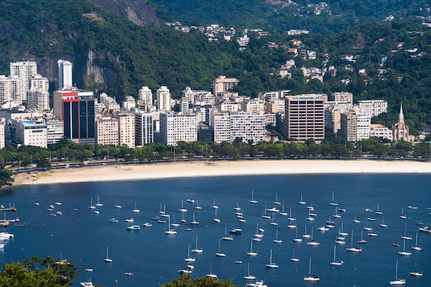 Luftbild der Bucht und des Strandes von Botafogo mit seinen Gebäuden, Booten und der Landschaft Rio de Janeiro Brasilien