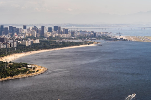 Luftbild der Bucht und des Strandes von Flamengo mit seinen Gebäuden, Booten und der Landschaft Rio de Janeiro Brasilien