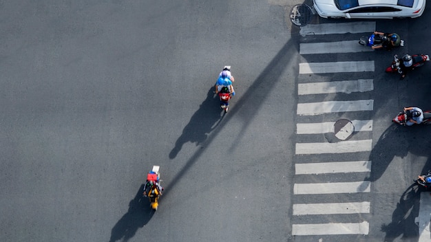 Luftbild der Draufsicht des Fußgängerüberwegs des Motorradfahrpasses in Verkehrsstraße mit Licht- und Schattenschattenbild.