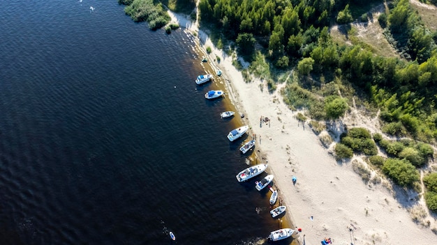 Luftbild der Fluss mündet in die Bucht.Sandiges Ufer, seicht, Wassertransport