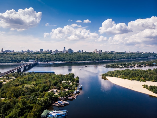 Luftbild der Hauptstadt der Ukraine. Schöner Fluss in der Stadt. Natur, Strand und Brücke