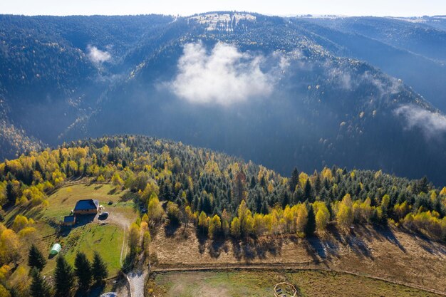 Luftbild der Herbstlandschaft in den Bergen