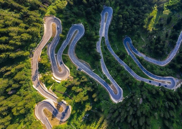 Luftbild der maloja passstrasse in der schweiz