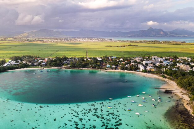 Luftbild der Ostküste der Insel Mauritius. Schöne Lagune von Mauritius Island von oben geschossen. Bootsfahrt in der türkisfarbenen Lagune