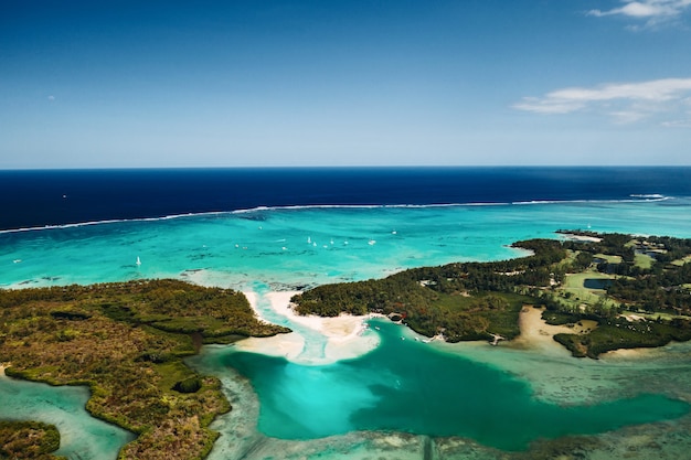 Luftbild der Ostküste der Insel Mauritius. Schöne Lagune von Mauritius Island von oben geschossen.