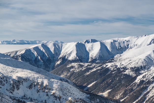 Luftbild der schneebedeckten Gipfel