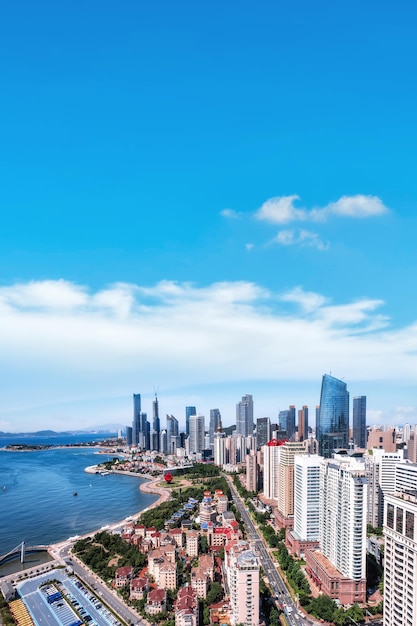 Luftbild der Stadtlandschaft in der Küstenbucht von Qingdao