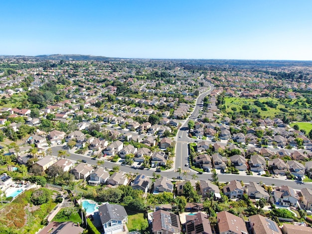 Luftbild der Unterteilung der Mittelklasse mit Eigentumswohnungen und Häusern in San Diego