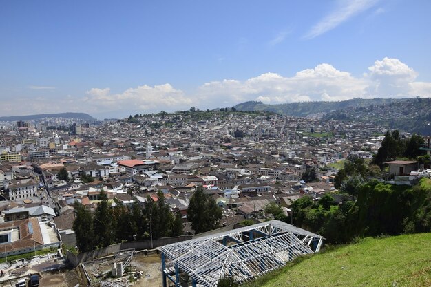 Luftbild des historischen Stadtzentrums von Quito mit der Kuppel der Compania de Jesus-Kirche