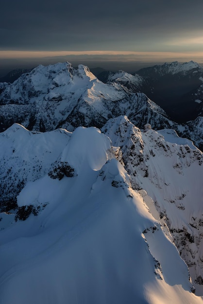 Luftbild des kanadischen Rocky Mountain Landschaftssonnenuntergangs